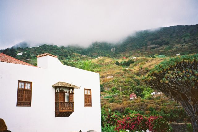Icod de los Vinos - Dragon Tree Park (notice the balcony, very typical for canarian architecture).