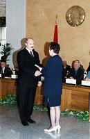 Lukaenko pebr z rukou pedsedkyn VK doklad o sv registraci (14.8.2001)