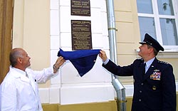 vrchn velitel vojsk NATO generl Ralston odhaluje pamtn desku na rekonstruovanm transfuznm pracoviti nemocnice v Gomelu