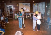 Tane�n� sout�e v klubovn� "U Nov��ka". V pozad� n� Egypt - celot�borov� sout�