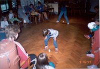 Tane�n� sout�e v klubovn� "U Nov��ka". V pozad� n� Egypt - celot�borov� sout�