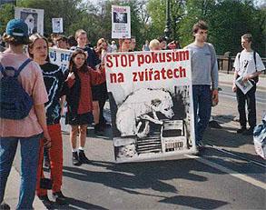 Pochod za pr�va zv��at v Praze - 1995 /21kB/