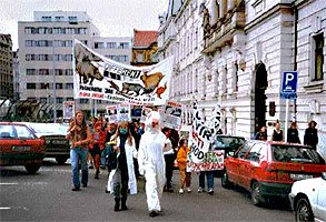 Pochod za pr�va zv��at v Praze - 1999 /27kB/