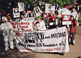 Pochod za pr�va zv��at v Praze - 1995 /19kB/