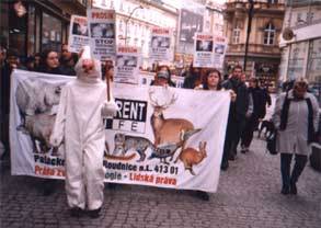 Pochod za pr�va zv��at Praha 2000 /14kB/