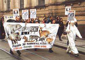 Pochod za pr�va zv��at Praha 2000 /14kB/