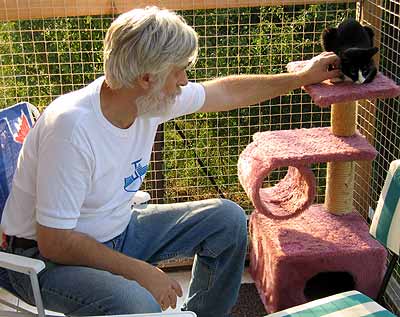 Pan �ervenka drbe My��ka na terase na �plhadle - F� (27 kB)