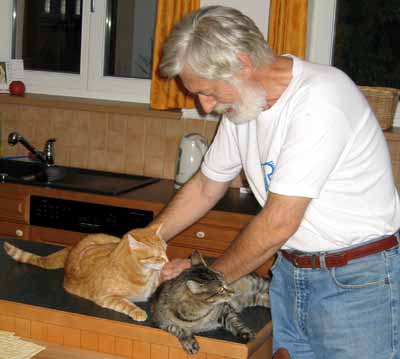 P�a a Honz�k le�� na stole a hlad� je pan �ervenka - F� (15 kB)