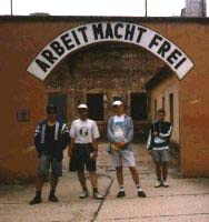 Z prohldky mal pevnosti Terezn. Prce osvobozuje... - terezin.jpg (9514 bytes)