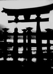 Svatyně Icukušima - brána torii stojící v zálivu, Mijadžima u Hirošimy, 12. století