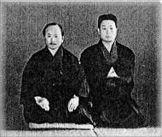 Gichin Funakoshi (vlevo) a Takeshi Shimoda