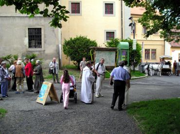 Sraz byl u kostela Petra a Pavla ve 12.30 hod.
