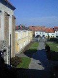 Pohled z okna z�mku na Libochovick� n�měst�