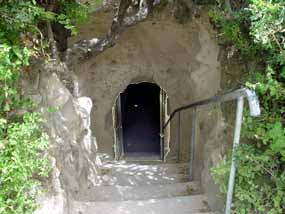 Do hloubi hrobu vede schodi�t� (11 kB)