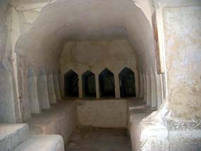 Takov� v�klenky jsou p�i vstupu po obou stran�ch hrobu (7 kB)