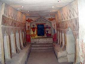 V�zdobn� ��st hrobu s poh�ebn�mi v�klenky (10 kB)