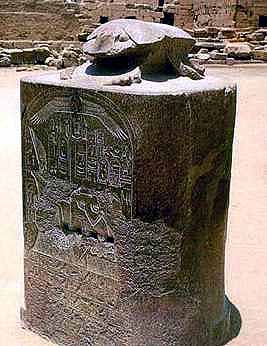 Skarabeus, kudlanka a cik�da  na po�tovn� zn�mce (12 kB)