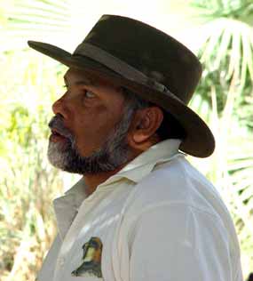 Dr. Reuven Yosef zahajuje svoji p�edn�ku (9 kB)