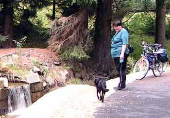 Jana a Indy na v�let� na kole (14 kB)