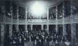 Zaplnn hledit divadla pi pedstaven nebo koncert ve 30. letech 20. stolet (foto Fotoatelier Tachezy, Litomyl)