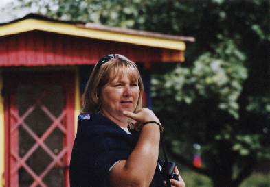 Lynn Harder - pvodem z Kanady. ila 15 let na Filipnch a nyn bydl se svm manelem Dougem a dtmi Jennifer, Quinae a Josijah v Praze. Byla jsem jej kyn jen pouh dva dny, ne jsem pestoupila do jin tdy. Ale i tak byly chvle s Lynn super.