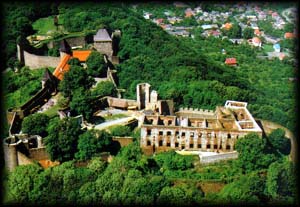 Letecký pohled na jeden z nejstarších dochovaných hradů ve střední Evropě