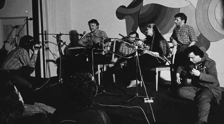 Pepa Csaovsk za kamerou, Vla Merta za kytarou, Honza Houka, Zuzana Dumkov, vpravo Pepa Kvasil 89